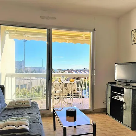 2 Pieces, 4 Couchages - Terrasse, Parking, Proche - - Fr-1-251-543 * Le Lavandou